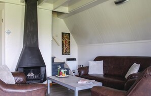 Una televisión, una chimenea