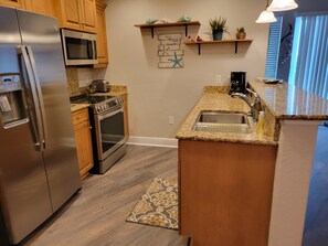 Geladeira, micro-ondas, fogão, cooktop