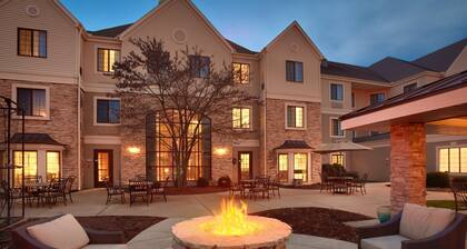 Free Breakfast. Pool & Hot Tub. Near St. Francis Medical Center! Great for Business Travelers!