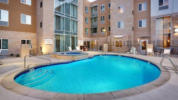 Een verwarmd zwembad