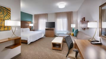 Caja de seguridad en la habitación y tabla de planchar con plancha