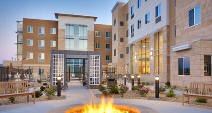 Free Breakfast. Pool & Hot Tub. Gym. Great for Business Travelers!