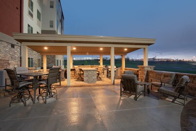 Free Breakfast. Pool & Hot Tub. Close to Rushmore Crossing Shopping Complex!