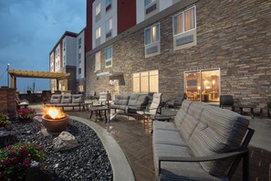 Terrace/patio - King Suite. Free Breakfast. Pool & Hot Tub. Great for Business Travelers! (Rapid City)