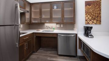 Refrigerador, microondas, parrilla de estufa y lavavajillas