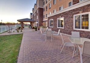 Outdoor dining - King Suite. Pool. Free Breakfast. Great for Business Travelers! (Rockford)
