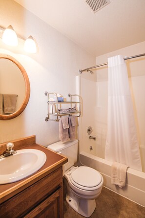 Un baño con lavabo, inodoro y bañera.