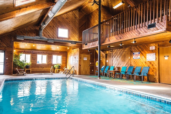 Een binnenzwembad, een verwarmd zwembad