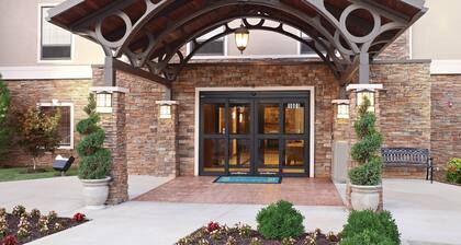 King Suite. Free Breakfast. Gym. Near Mercy Hospital Northwest Arkansas!