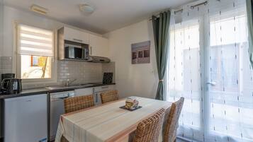 Fridge, microwave, dishwasher, cookware/dishes/utensils