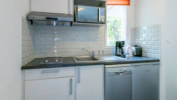 Een koelkast, een microgolfoven, een vaatwasser