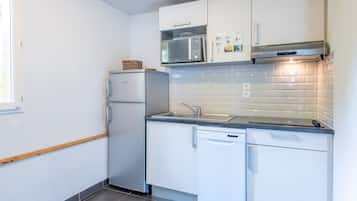 Fridge, microwave, dishwasher, cookware/dishes/utensils