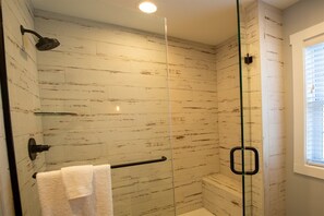 House, Multiple Beds (Anchored Inn) | Bathroom - Harbor Lights #228 (Ottawa)