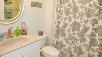 Nhà, 1 giường cỡ queen (Peaceful River Nights) | Phòng tắm