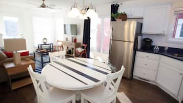 Casa | Cocina privada | Refrigerador con congelador, microondas, horno y lavavajillas