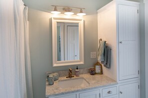 House | Bathroom - Favorable Winds #9 (Ottawa)