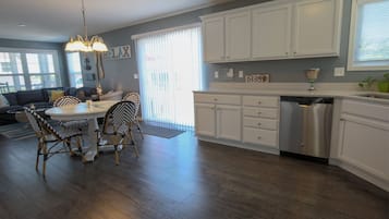 House, Multiple Beds (Spyglass Inn) | Private kitchen
