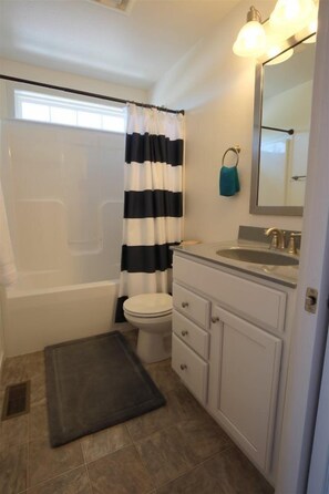 House, Multiple Beds (Spyglass Inn) | Bathroom