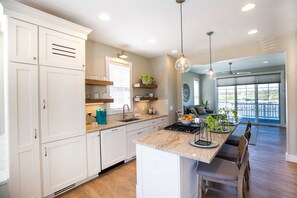 House | Private kitchen | Full-sized fridge, microwave, dishwasher, coffee/tea maker - Casa Margarita #224 (Ottawa)