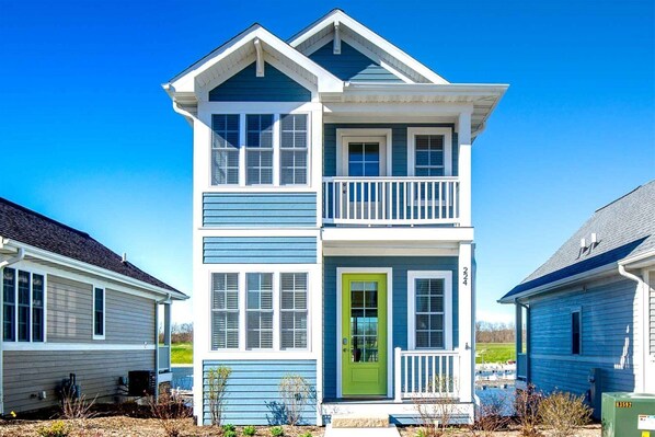 House | Exterior - Casa Margarita #224 (Ottawa)