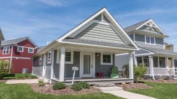 House, 1 Queen Bed (Huck Finn) | Exterior