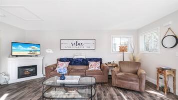 House, 1 Queen Bed (Huck Finn) | Living area | TV