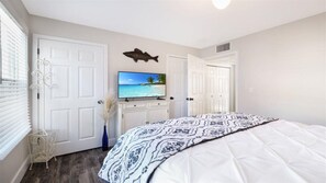 House, 1 Queen Bed (Huck Finn)