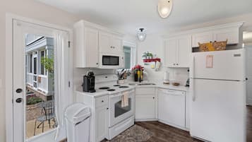 House, 1 Queen Bed (Huck Finn) | Private kitchen