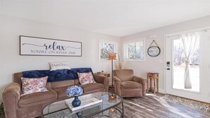 House, 1 Queen Bed (Huck Finn) | Living area
