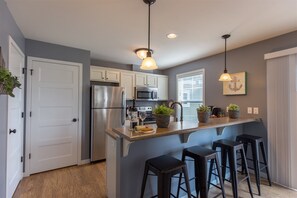 Huis, 2 queensize bedden (Red Anchor) | Privékeuken | Een koelkast, kookgerei, borden en bestek