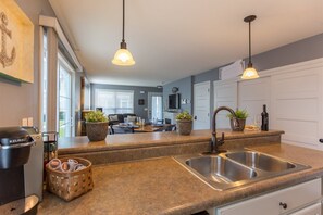 House, 2 Queen Beds (Red Anchor) | Private kitchen - Red Anchor #23 (Ottawa)
