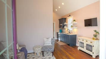 House, 1 Queen Bed (Harbor Master Villa) | Living area | TV