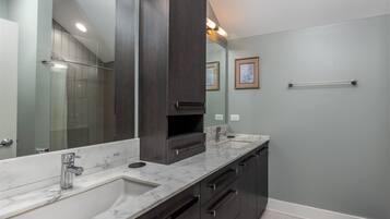 House, Multiple Beds (Serendipity) | Bathroom