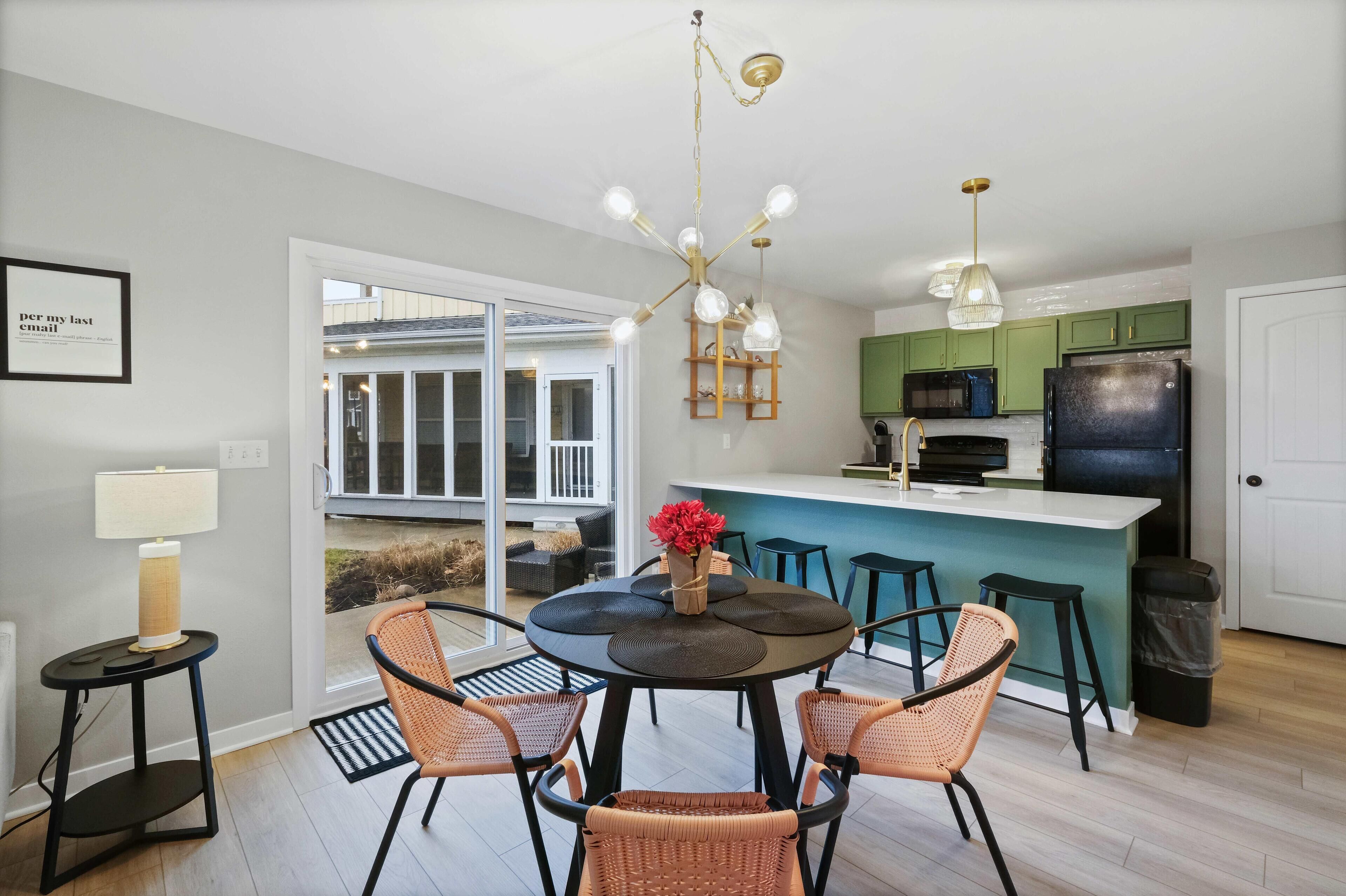 House, 2 Queen Beds (Out of Office) | Dining