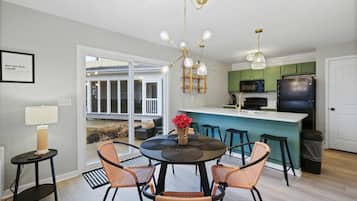 House, 2 Queen Beds (Out of Office) | Dining