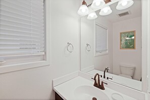 House, 2 Queen Beds (Out of Office) | Bathroom - Eddie`s Hideaway #4 (Ottawa)