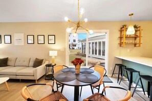 House, 2 Queen Beds (Out of Office) | Interior