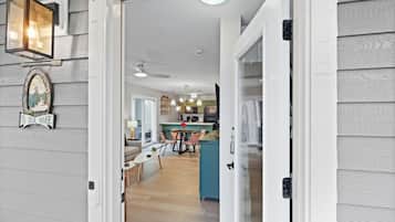 House, 2 Queen Beds (Out of Office) | Interior