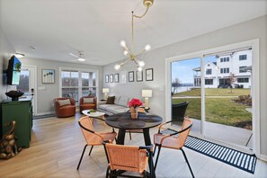 House, 2 Queen Beds (Out of Office) | Dining - Eddie`s Hideaway #4 (Ottawa)