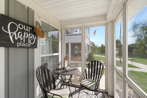 House, 1 Queen Bed (Our Happy Place On The River) | Outdoor dining