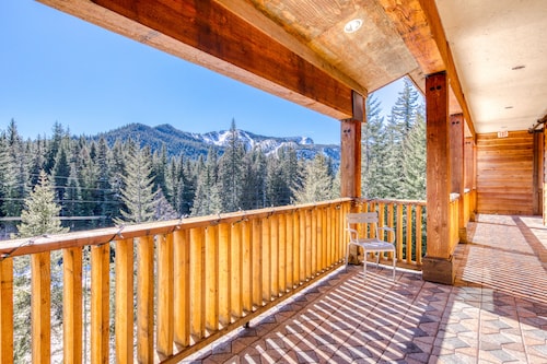 Luxurious Collins Lake condo w/ fireplace, great views & shared pool/hot tub