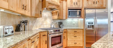 冷蔵庫、電子レンジ、オーブン、コンロ