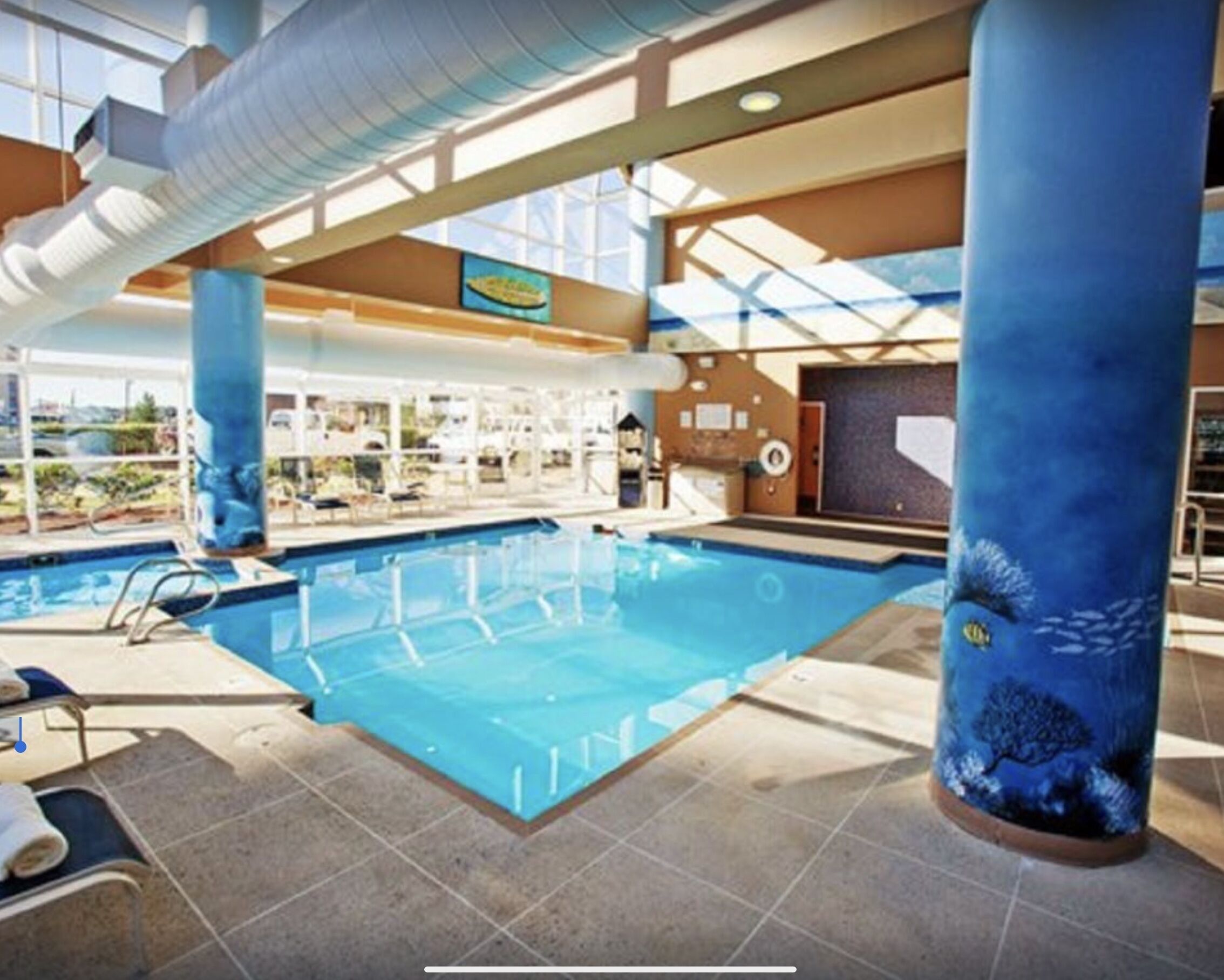 Een binnenzwembad, een verwarmd zwembad