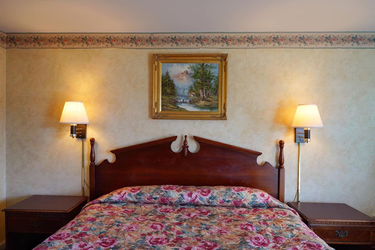 Comfort Room, 1 King Bed, Non Smoking | Individually decorated, individually furnished, desk, laptop workspace
