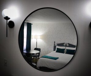 Habitación exclusiva, 2 camas de matrimonio, no fumadores | Zona de estar | Una televisión de pantalla plana, Netflix, Hulu, servicios de streaming