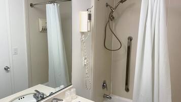 Combined shower/tub, free toiletries, hair dryer, towels