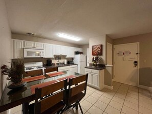 Fridge, microwave, oven, stovetop - Walk to Shands, VA, UF (2) (Gainesville)