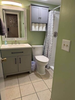 Combined shower/bathtub, hair dryer, towels