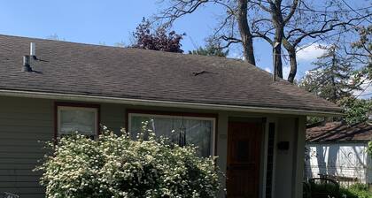 Secluded city cottage. 3 blocks from beach & Main Street shopping