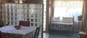Secluded city cottage. 3 blocks from beach & Main Street shopping